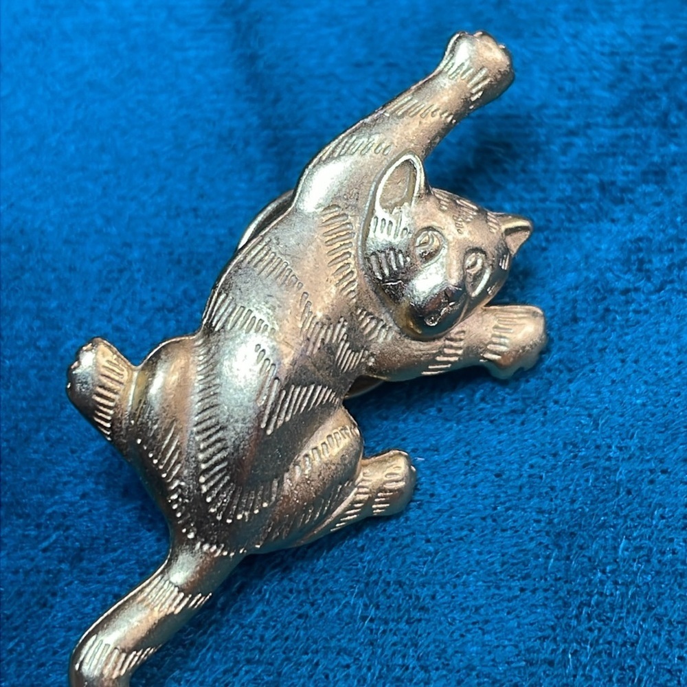Small JJ Cat Pin Brooch - Picture 2 of 6